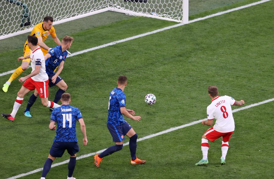 युरोकपमा स्लोभाकियाको महत्वपूर्ण जित, १० खेलाडीमा सिमित पोल्याण्ड २ – १ ले पराजित