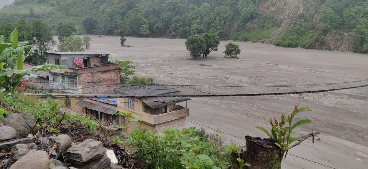 हेलम्बुमा सडकसँगै टेलिफाेन पनि अवरूद्ध