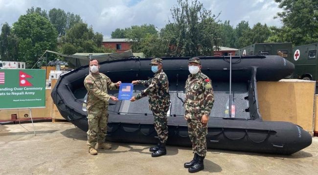 अमेरिकी सेनाद्वारा नेपाली सेनालाई डुंगा सहयोग