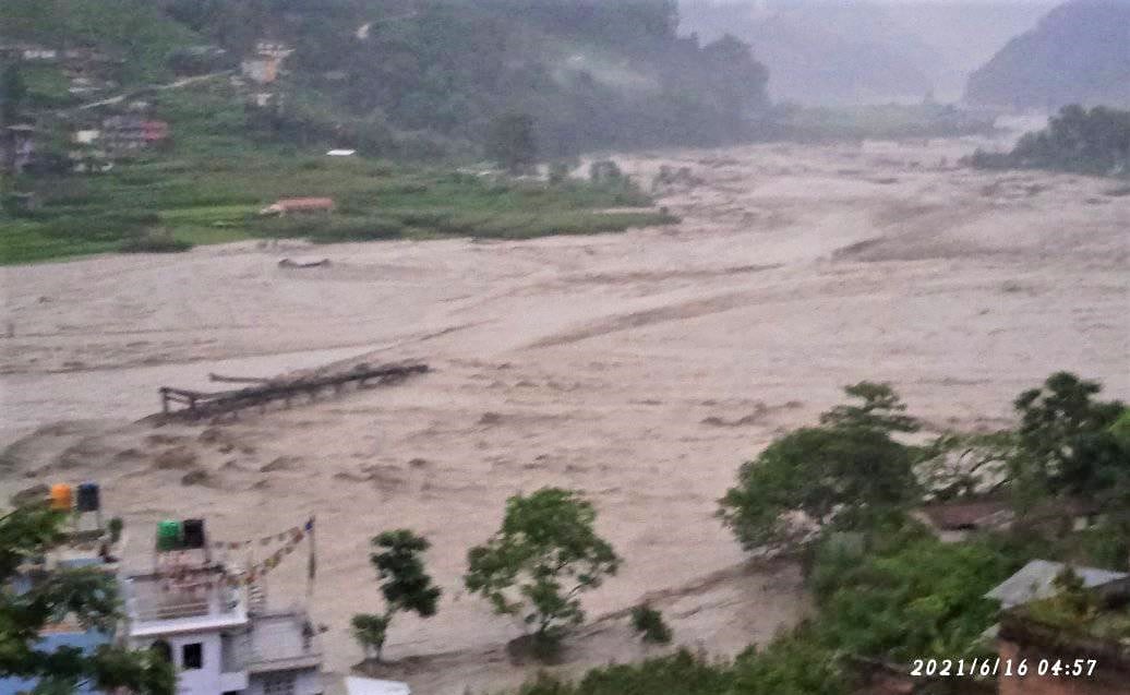 मेलम्चीमा भीषण बाढी र पहिरो, मानवीय क्षतिकाे आशंका