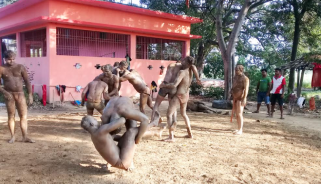 मधेशको शान कुस्ती : स्थानीय सरकारको उपेक्षा, आफ्नै प्रयासमा तग्रँदै खेलाडी