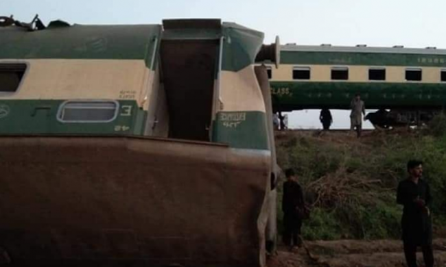 पाकिस्तानमा दुई यात्रुवाहक ट्रेन एक आपसमा ठोक्किए, कम्तीमा ३० को मृत्यु, ५० घाइते