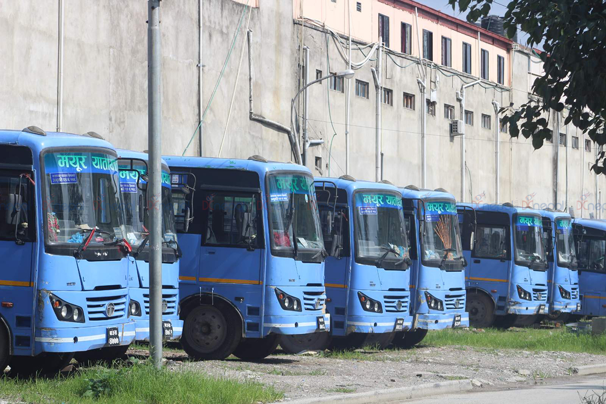 जोर बिजोर लगाएर सार्वजनिक यातायात खुल्न थालेपछि बसपार्कमा चहलपहल (फोटोफिचर)