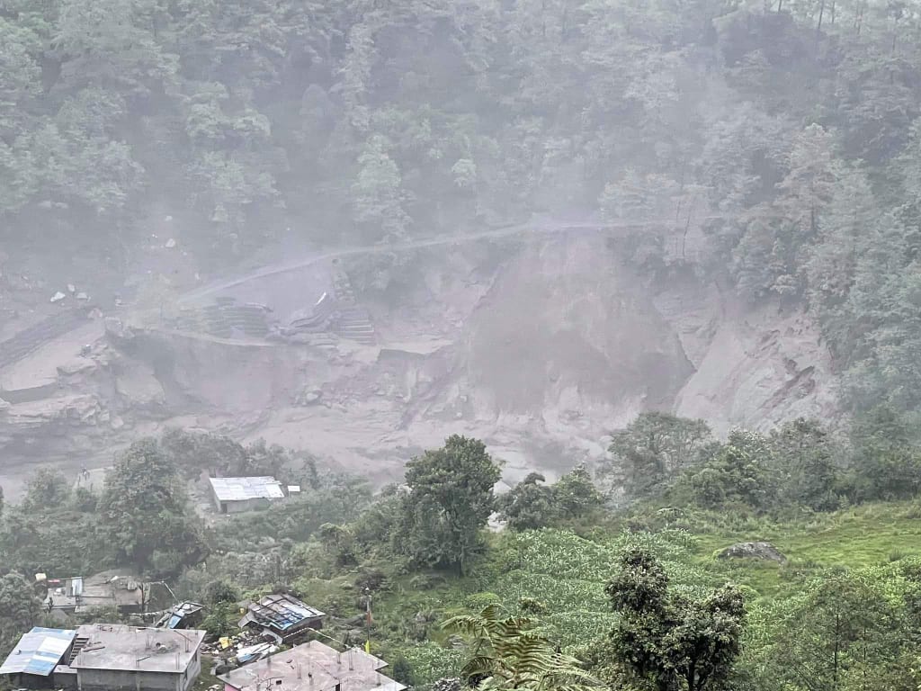 हेलम्बुको आकाशमा कालो बादल मडारिन थालेपछि…