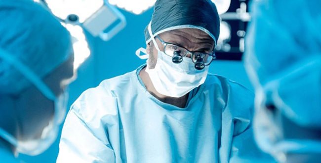 अस्पतालका सुरक्षा गार्डले ‘डाक्टर हुँ’ भनेर बिरामीको सर्जरी गरेर पैसा लिए, बिरामीको मृत्यु