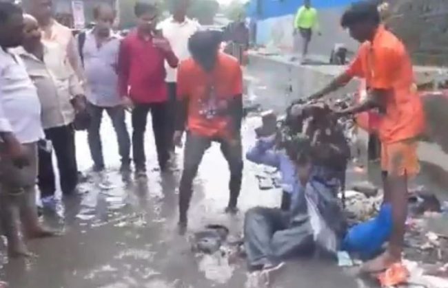 नाली राम्रोसँग सफा नगरेको भन्दै सांसदले ठेकेदारको टाउकोमा फोहर खन्याइदिए (भिडियो)