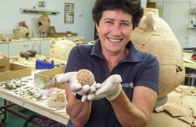 १ हजार वर्ष पुरानो कुखुराको अण्डा सिंगै भेटियो, सफा गर्न खोज्दा फुट्यो