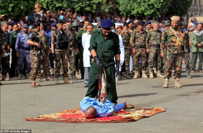 हत्यारालाई चोकमा ल्याएर भुइँमा सुताइयो, भीडको अगाडि गोली हानेर मृत्युदण्ड