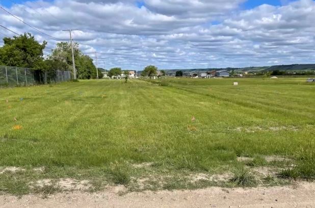 विद्यालयको मैदानमा ७ सय ६१ जना विद्यार्थीको शव गाडिएको चिहान भेटियो