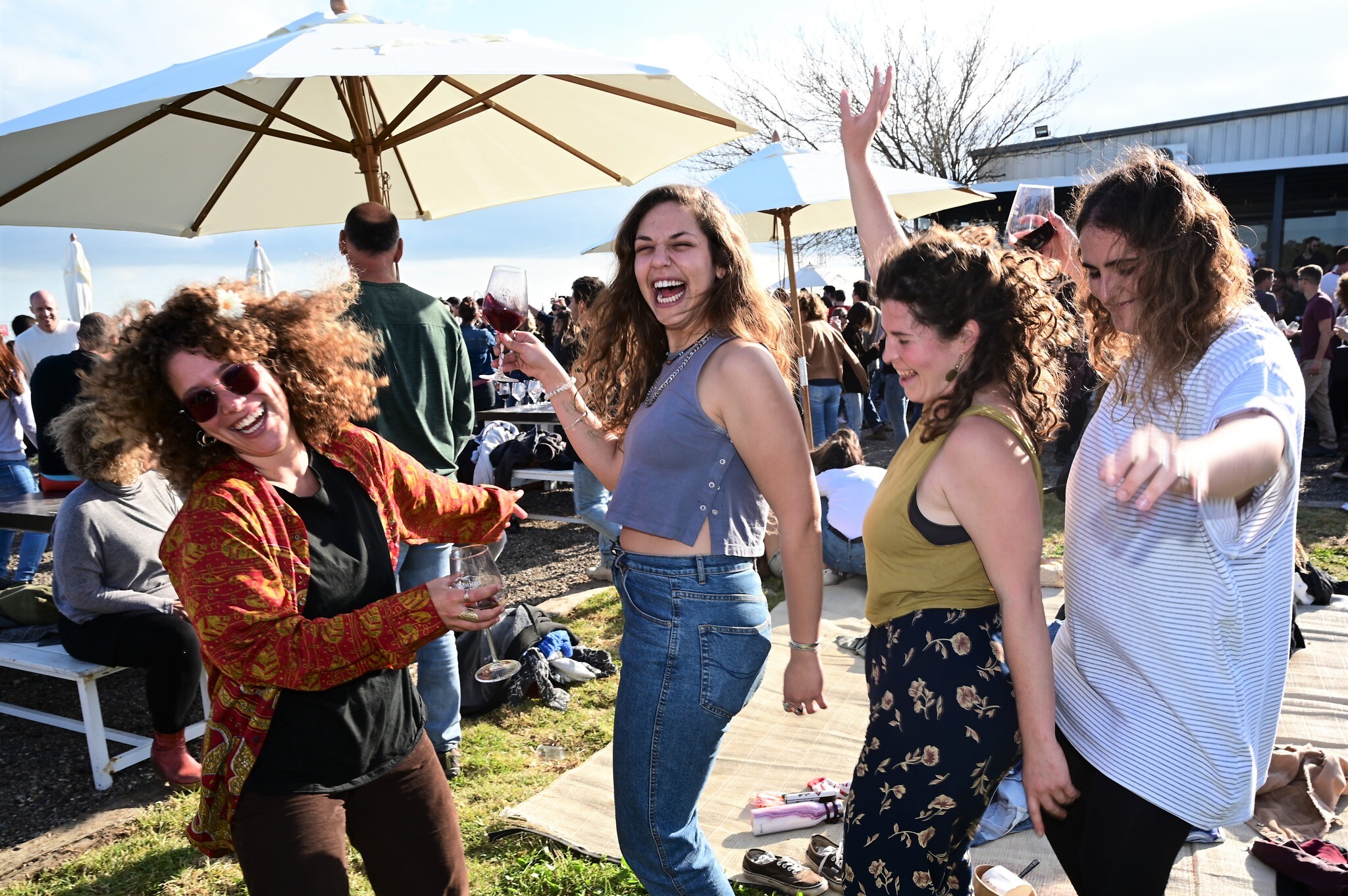 खोप अभियान सुरु गरेको ६ महिना नबित्दै विश्वकै पहिलो ‘मास्क फ्रि’ देश घोषणा