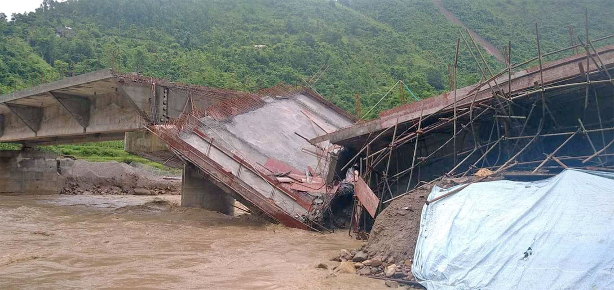 निर्माण नसकिँदै दोस्रो पटक भत्किन थाल्यो हडैया खोलामा निर्माणाधीन पक्की पुल