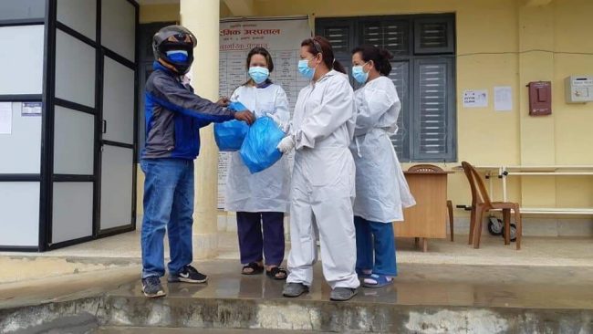 स्वास्थ्यकर्मीलाई दैनिक पौष्टिक आहार खुवाउँदै एकल महिला समूह