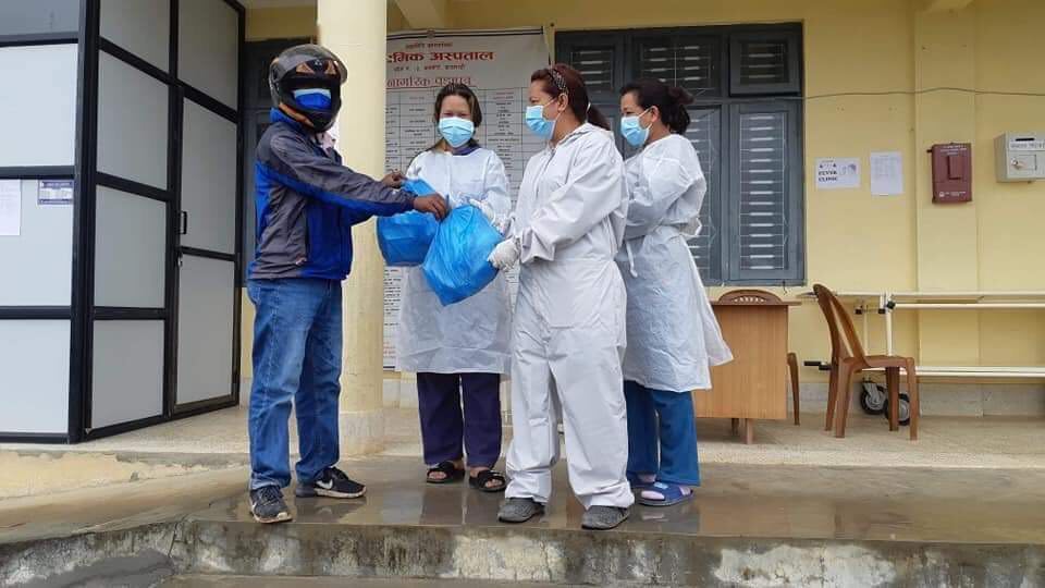 स्वास्थ्यकर्मीलाई दैनिक पौष्टिक आहार खुवाउँदै एकल महिला समूह