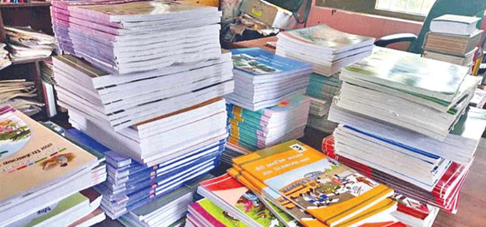 दैलेखमा पुरानै पाठ्यपुस्तक वितरण