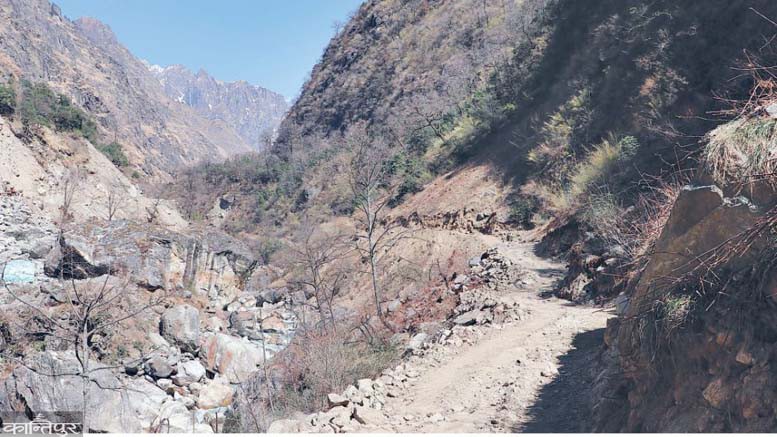 भारतले सडक बनाउँदा नेपालतिरको बाटोमा क्षति