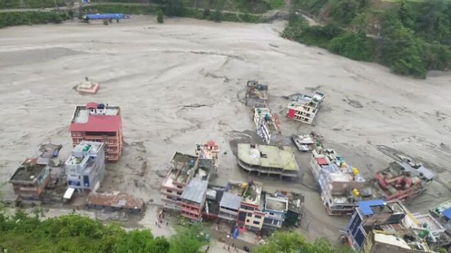 बाढीले सम्बन्धविच्छेद गराएको सडकखण्ड क्रमशः जोडिँदै