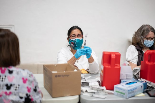 लाखौंलाई खोप लगाइसकेपछि फाइजर र मोडर्नाको खोप प्रश्नको घेरामा, सीडीसीले जाँच गर्दै