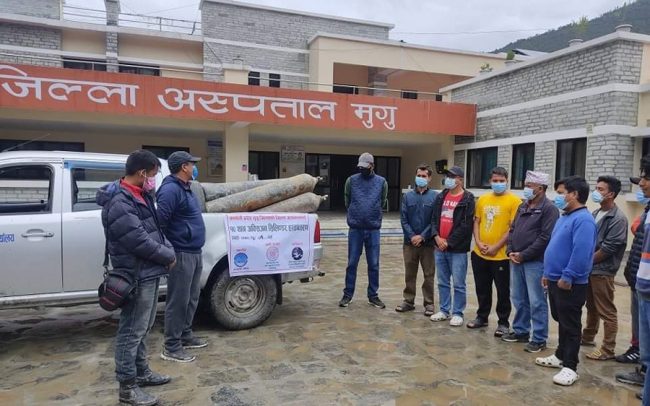 एनआरएनए अफ्रिकाद्वारा मुगु अस्पताललाई अक्सिजन सिलिन्डर सहयोग