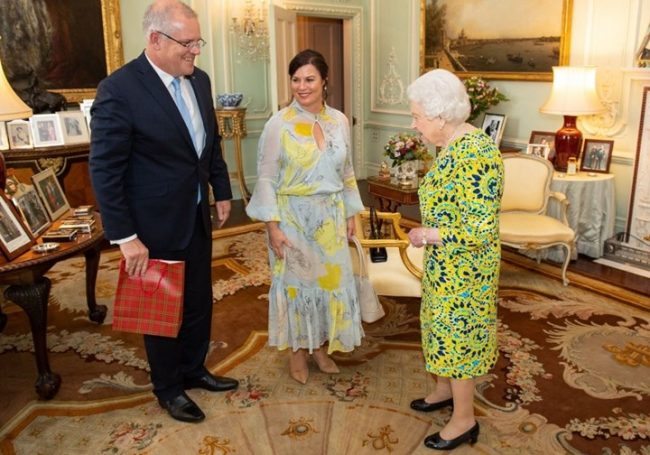 बेलायतकी महारानी एलिजाबेथसँग अस्ट्रेलियाली प्रधानमन्त्रीको भेट