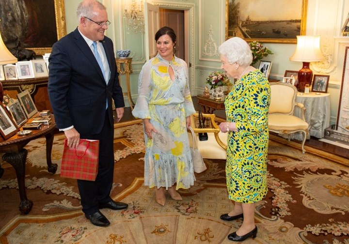 बेलायतकी महारानी एलिजाबेथसँग अस्ट्रेलियाली प्रधानमन्त्रीको भेट