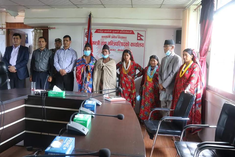 मुख्यमन्त्रीलाई भेटेर राउटेले भनेः खाद्यन्न सहयोग चाहियो