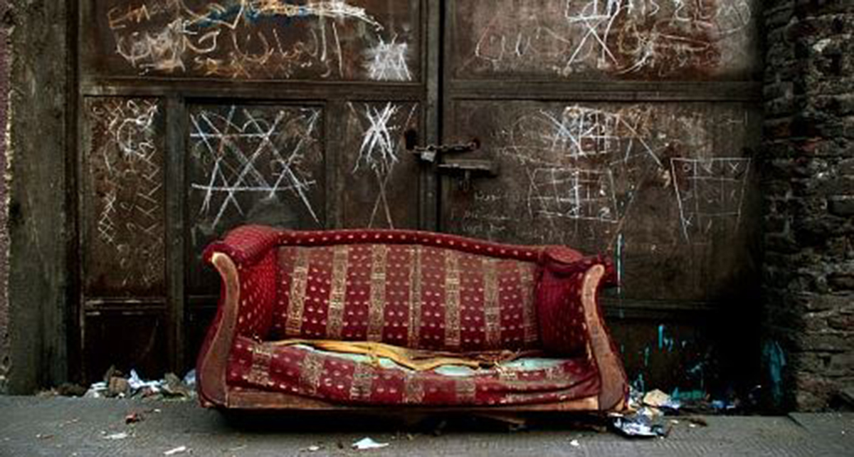 ३ तला माथिबाट सोफा फ्याँके, तल सडकमा महिला थिइन्, सीसीटिभीमा भिडियो रेकर्ड