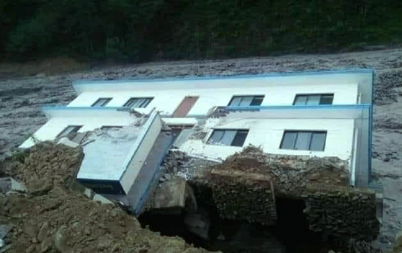 मेलम्चीमा बाढीले इलाका प्रहरी कार्यालयको भवन पनि बगायो