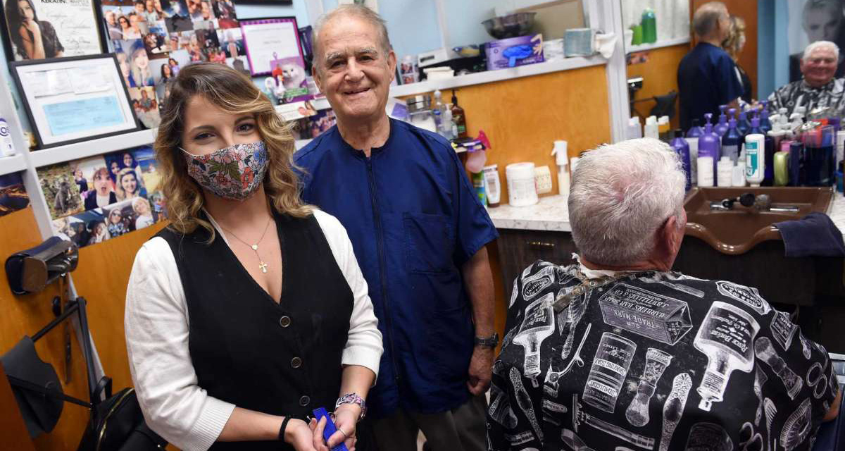 कर्मचारीको काम मन परेपछि मालिकले पूरै पसल कर्मचारीलाई १ सय रुपैयाँमा बेचिदिए