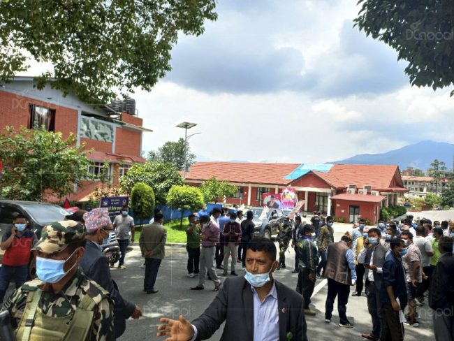 बालुवाटारबाट यसरी बाहिरिए निवर्तमान प्रधानमन्त्री ओली (फाेटाेफिचर)