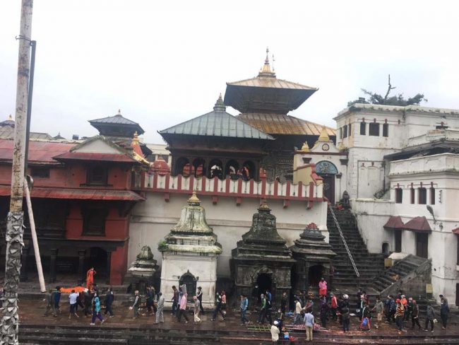 साउनको पहिलो सोमबार : बन्द पशुपतिनाथ मन्दिरमा व्रतालुकाे श्रद्धा (फाेटाेफिचर)