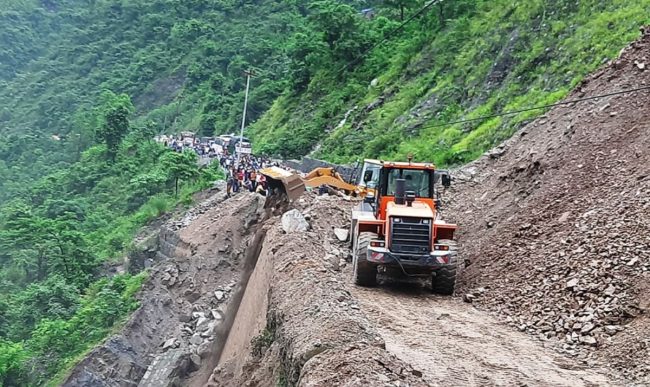 नारायणगढ–मुग्लिन सडकका विभिन्न ठाउँमा पहिरो, अत्यावश्यक काम बाहेक यात्रा नगर्न प्रहरीकाे अनुराेध