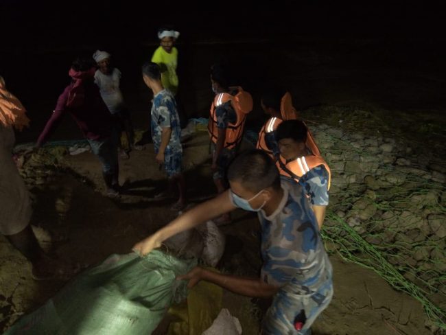 बागमती नदीलाई गाउँ पस्नबाट रोक्न मध्यराति खटियो सशस्त्र प्रहरी (फोटो/भिडियो)