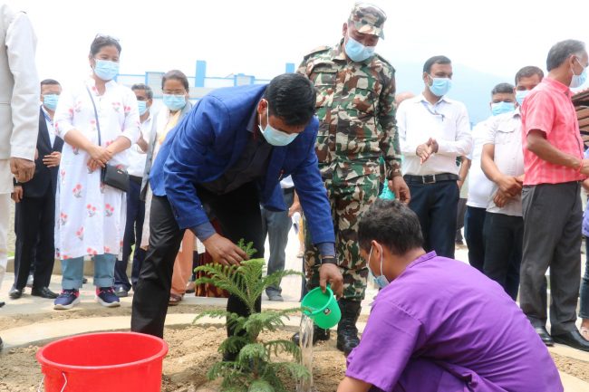 कर्णाली प्रदेश अस्पताल परिसरमा मुख्यमन्त्री शाहीद्वारा बृक्षरोपण