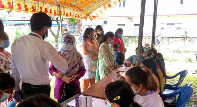 दिनभर स्वास्थ्यकर्मीलाई हात जोड्दा पनि पाइनन् एरुमायाले खोप