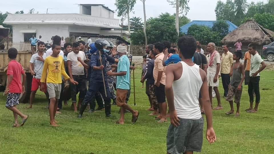 सडक ग्रावेल गर्ने विषयमा दुई समूहबीच तनाव