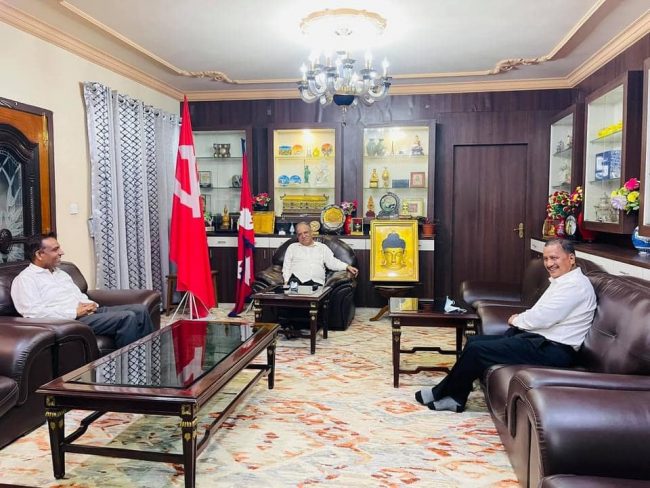 विप्लवले खुमलटार पुगेर भेटे प्रचण्डलाई