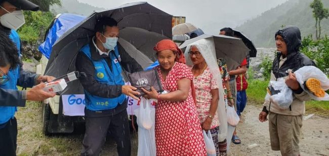 गुड ह्यण्ड्सद्वारा हेलम्बु बाढीपीडितलाई अति आवश्यक सामाग्री वितरण