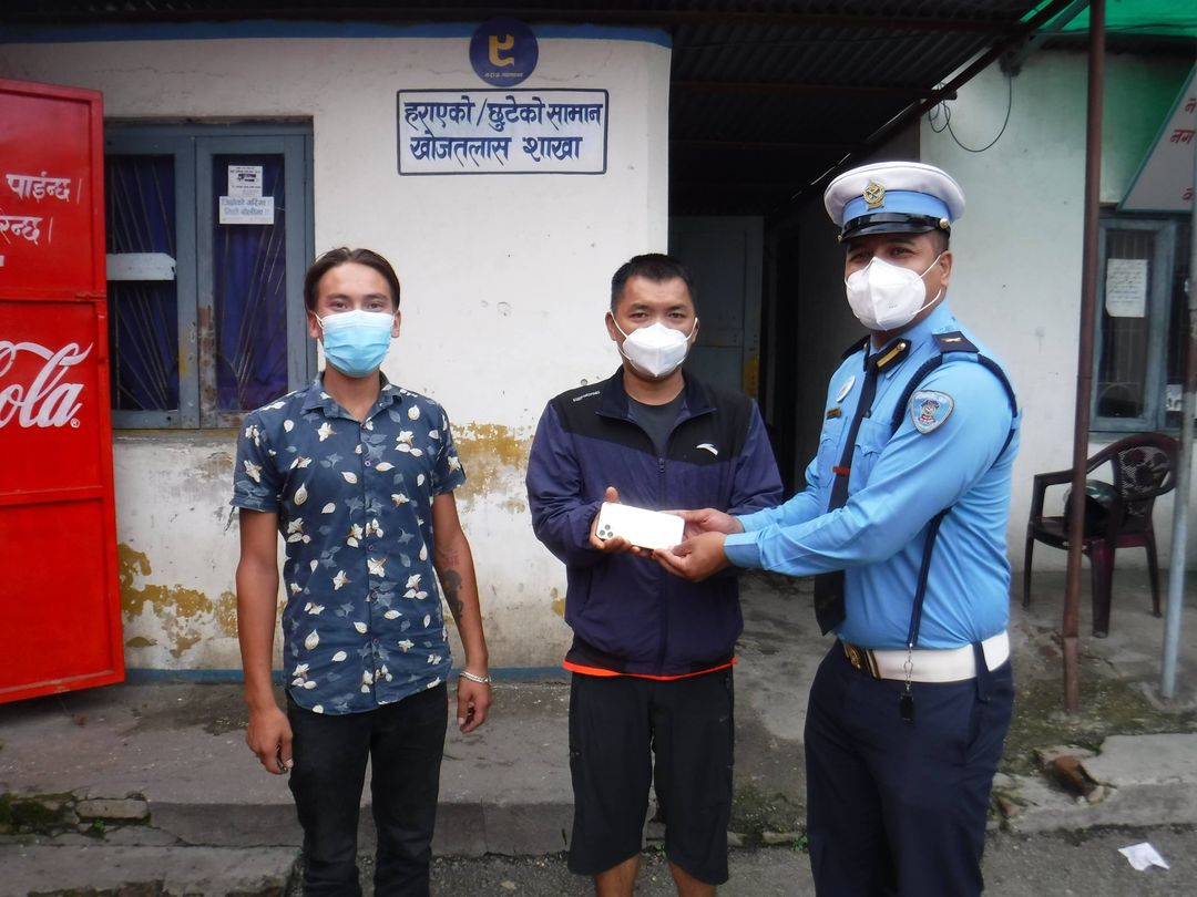 भाडाको कारमा छुटेको सामान फेला पारी हस्तान्तरण