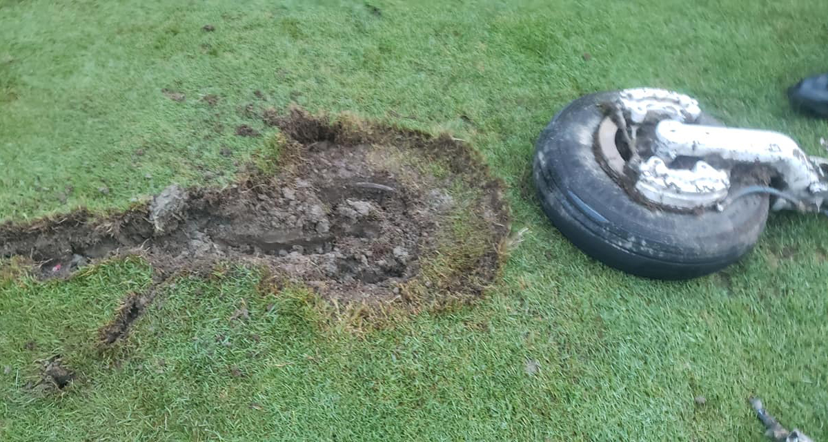 विमान आकाशमा उडिरहेका बेला अगाडिको पाङग्रा भाँचिएर खस्यो