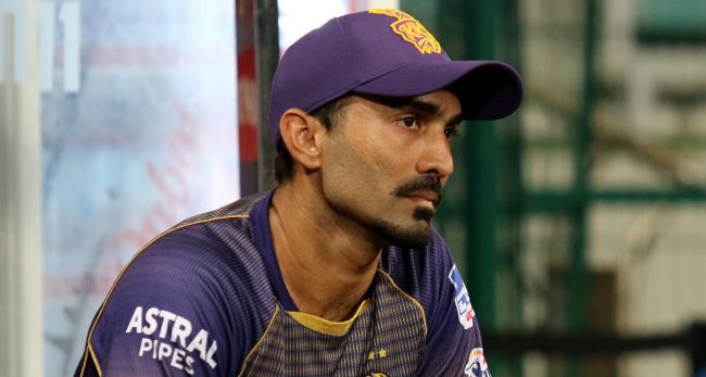 आमा र श्रीमतीको तगडा गाली र कुटाइ खाएपछि दिनेश कार्तिकले माफी मागे