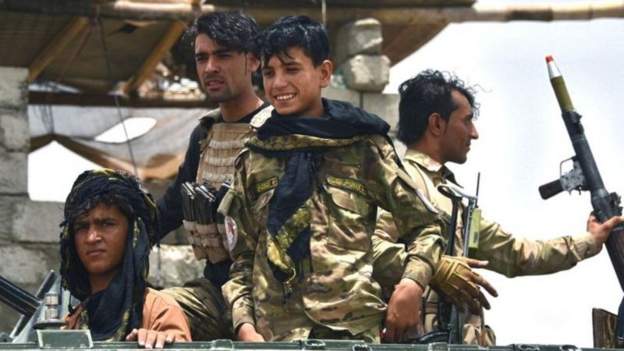 तालिबानसँगको लडाइँबाट बच्न अफगान सैनिक भागेर ताजकिस्तान पुगे