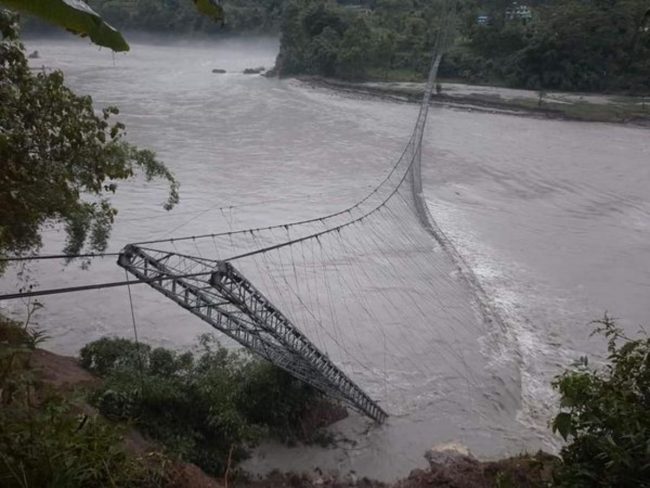 काटियो मर्स्याङ्दीले भासिएको पुलको लठ्ठा