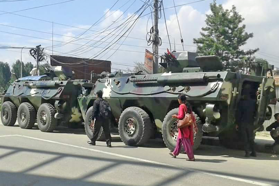 आर्मोर्ड भेहिकलहरुको रोड ड्राईभिङ्ग अभ्यास गर्दै नेपाली सेना