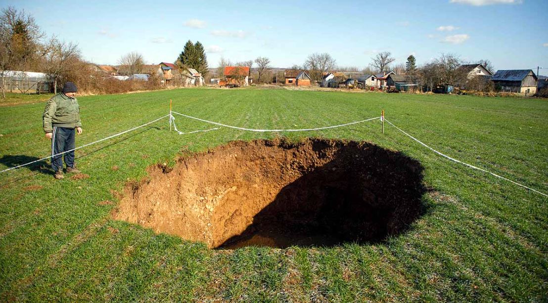 दुईवटा गाउँमा ६ महिनाभित्र जमिन भासिएर १ सयभन्दा धेरै ठूला–ठूला सिंकहोल बने