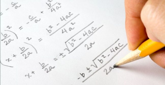 विमानको सिटमा बसेर गणितको प्रश्न हल गर्दा विमानस्थलमा हंगामा, उडानमा २ घण्टा ढिलाइ