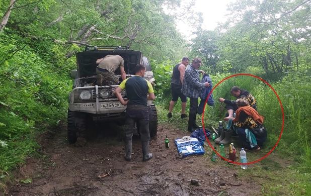 जंगलमा खान खोज्ने भालुसँग डराएर १० दिनसम्म खाना बिना रुखमा बसेका दम्पतीको उद्धार