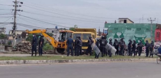 धनगढीमा स्थानीय र प्रहरीबीच झडप हुँदा १२ प्रहरी घाइते