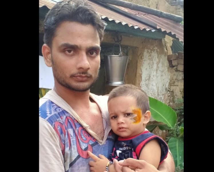 आमाले दौडिरहेको गाडीबाट १ वर्षको बच्चालाई बाहिर फ्याँकिन्, पिताले हाम्फालेर बचाए