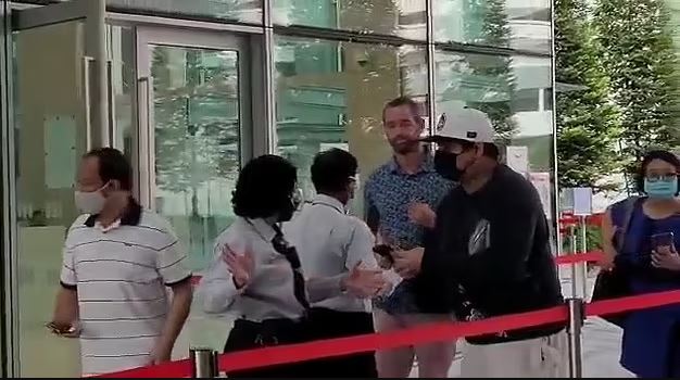 मास्क नलगाएको आरोपमा पक्राउ परेका बेलायती नागरिक अदालतमा पनि मास्क नलगाइ गए