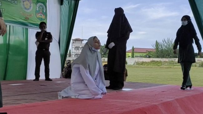 ब्वायफ्रेण्डसँग शारीरिक सम्बन्ध राख्दा १०० पटक लौरोले हानियो, कुटाइ खाँदाखाँदै बेहोस